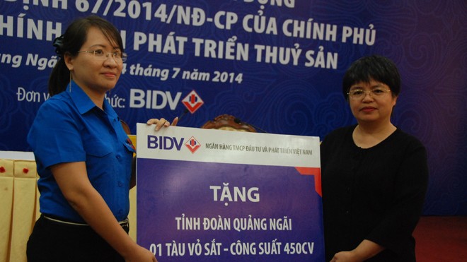 BIDV trao tặng 5 tỷ đồng (đóng tàu vỏ thép) cho Tỉnh Đoàn Quảng Ngãi