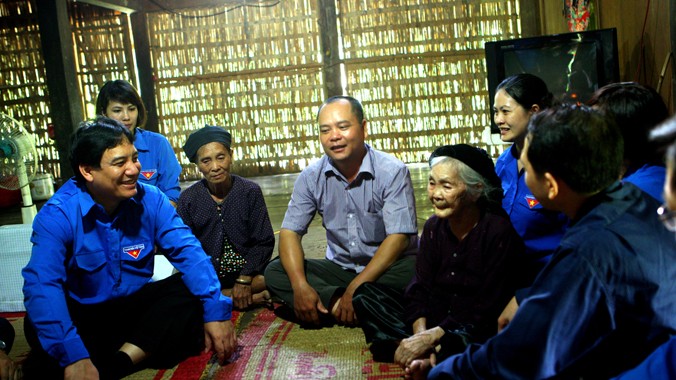 Anh Nguyễn Đắc Vinh thăm, tặng quà cho mẹ VNAH Phùng Thị Liền tại Vị Xuyên 