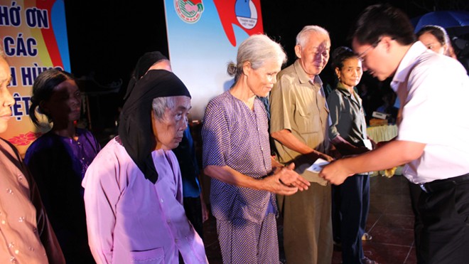 Nhà báo Vũ Tiến trao quà cho cựu TNXP tại Nghĩa trang Bạch Thông