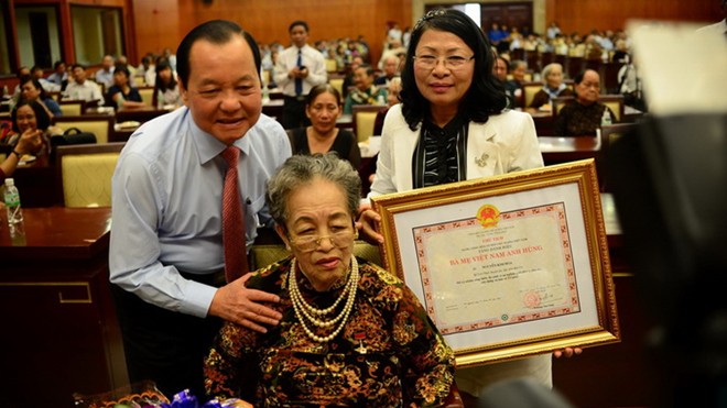 Trao tặng danh hiệu Mẹ Việt Nam anh hùng tại TPHCM. Ảnh: HT