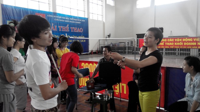 Cô Thanh Huyền- Giảng viên khoa ĐH Sân khấu Điện ảnh đang dạy diễn xuất cho học viên Chèo 48h. Ảnh: N.M.Hà