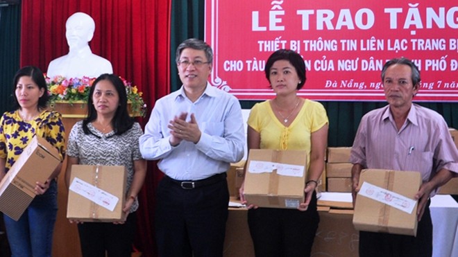 Trao tặng thiết bị ICOM cho ngư dân Đà Nẵng. Ảnh: Nguyễn Huy
