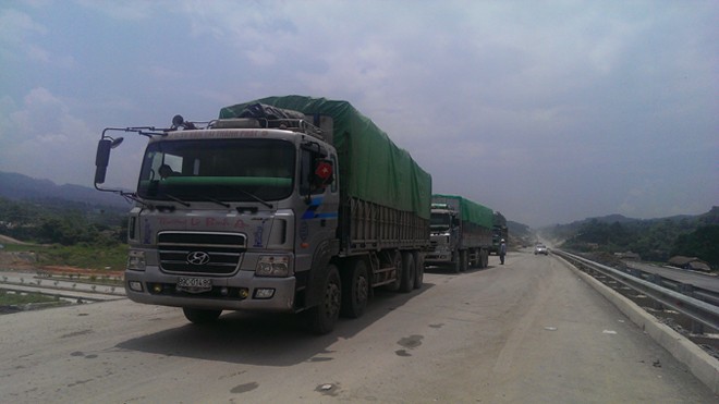 Cao tốc Nội Bài - Lào Cai chưa xong, xe quá tải đã hoành hành. Ảnh: Bảo An