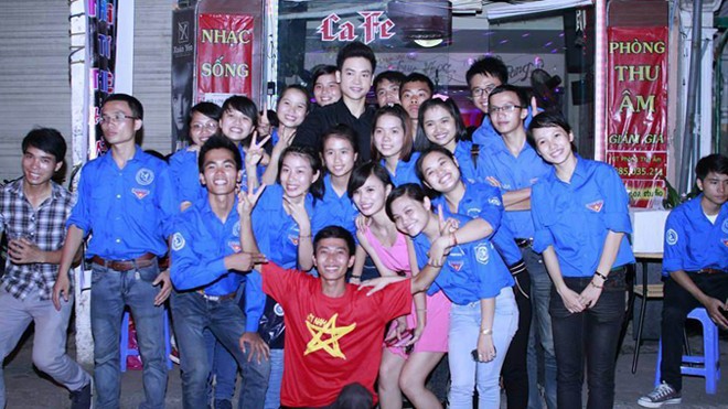 Nguyễn Huy Thái (ngồi, áo phông sao) trong chương trình ca nhạc quyên góp quỹ từ thiện.