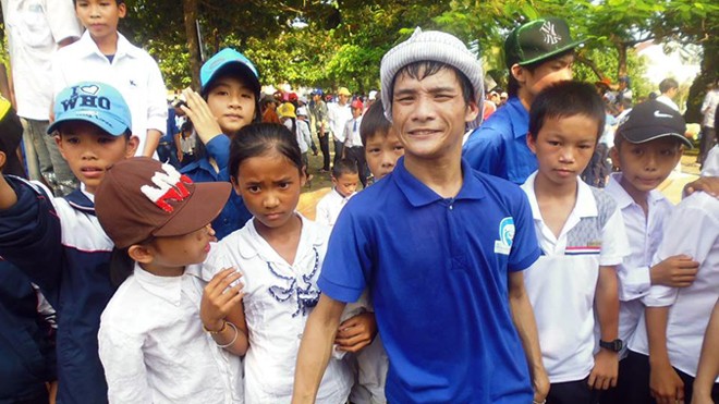 Lê Thái Bình cùng các em thiếu nhi trong chương trình Trung thu yêu thương tại xã Kỳ Sơn, huyện Kỳ Anh