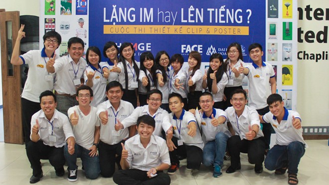 Sinh viên hưởng ứng nhiệt tình cuộc thi “Im lặng hay lên tiếng” vì một nền giáo dục sạch do CLB FACE tổ chức. Ảnh: Ngọc Minh