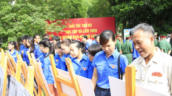 Đoàn viên, thanh niên lắng nghe chia sẻ của cựu chiến binh thời kỳ Ba sẵn sàng. Ảnh: Trường Phong