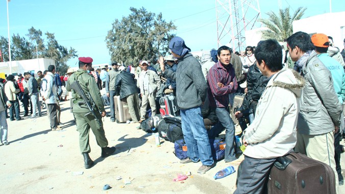 Một trong 3 phương án là đưa lao động qua biên giới Tunisia để bay về VN (trong ảnh: Những lao động VN ở biên giới Libya - Tunisia năm 2011). Ảnh: Đình Thắng
