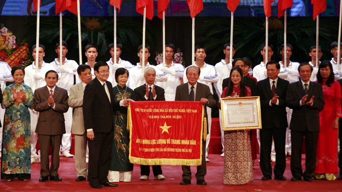 Chủ tịch nước Trương Tấn Sang trao tặng danh hiệu Anh hùng lực lượng vũ trang nhân dân cho Đoàn Thanh niên Cộng sản Hồ Chí Minh Thành phố Hà Nội tối 7/8. Ảnh: Viết Thành