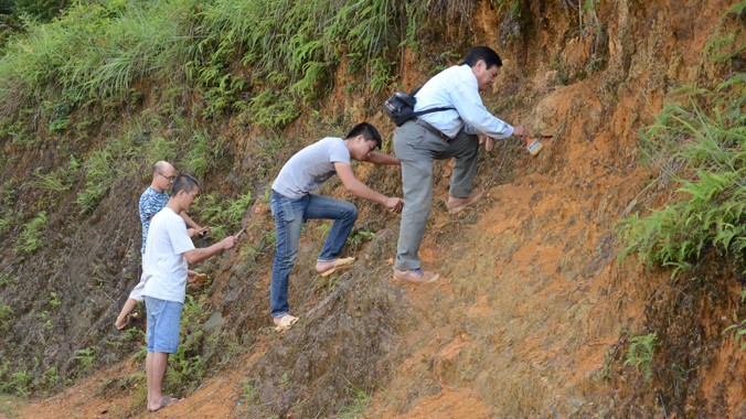 Đoàn cán bộ khảo sát bậc thềm sông cổ tại Yên Minh. Nguồn: Viện khảo cổ học Việt Nam