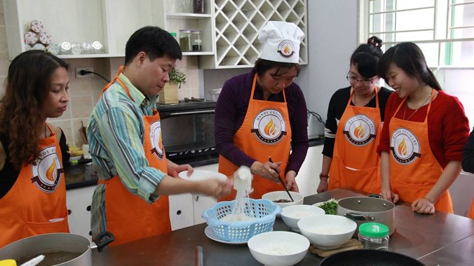 Học viên học nghề nấu ăn tại Học viện Ẩm thực Hà Nội. Ảnh: Thiên Thanh