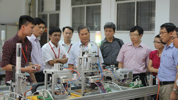 Học viên học nghề điện tử tại trường Cao đẳng công nghệ nghề cao Hà Nội