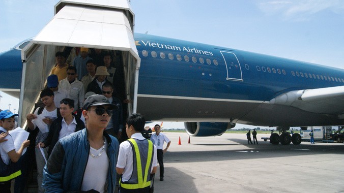 Những lao động đầu tiên xuống máy bay ngày 10/8 tại sân bay Nội Bài. Ảnh: P.C - L.H.V