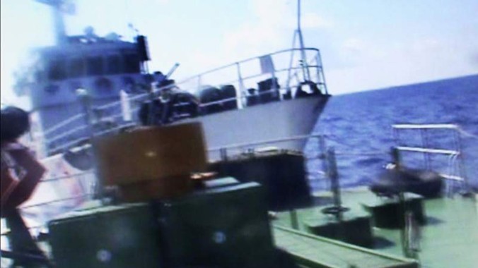 Ngày 4/5, tàu Hải cảnh 44103 của Trung Quốc chủ động đâm thẳng vào mạn trái tàu CSB 2012 của Việt Nam khiến góc đuôi tàu mạn phải bị bẹp khoảng 1m2, làm hỏng một số trang thiết bị trên tàu. Nguồn: Cảnh sát biển Việt Nam 