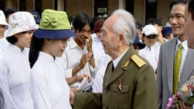 Đại tướng về thăm trường chuyên Quảng Bình năm 2002