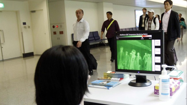 Trung tâm kiểm dịch quốc tế giám sát thân nhiệt của khách nhập cảnh tại sân bay Quốc tế Nội Bài. Ảnh: Hoàng Hải
