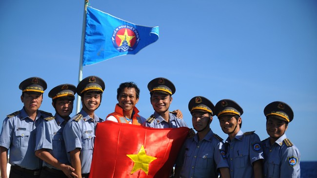 Phạm Thành Trung (thứ 4 từ phải sang) cùng các kiểm ngư viên trẻ