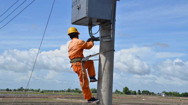 Kéo điện đến các ao nuôi tôm công nghiệp của người dân tại Trà Vinh