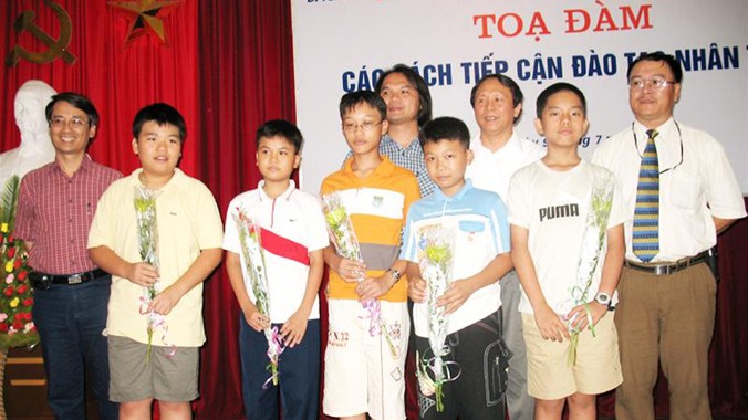 Vương Linh (đeo kính, đứng giữa) tại buổi tọa đàm trực tuyến về bồi dưỡng, đào tạo nhân tài trên Tiền Phong Online năm 2007. Ảnh: TPO