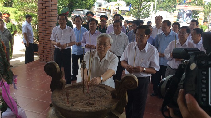 TBT Nguyễn Phú Trọng và đoàn công tác Trung ương dâng hương tại nghĩa trang Liệt sĩ Phú Quốc