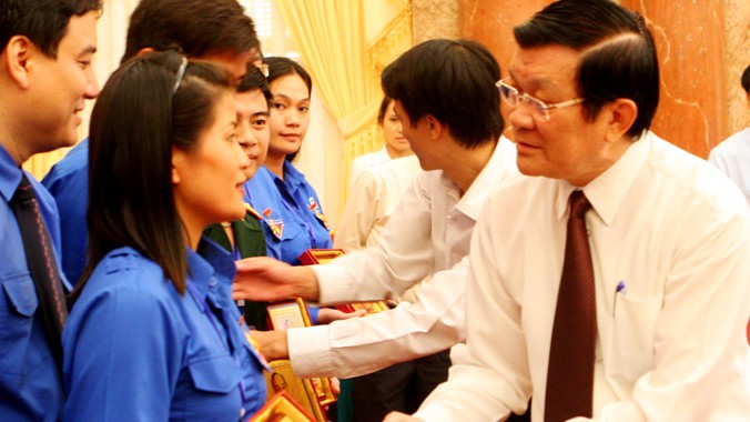 Chủ tịch nước Trương Tấn Sang trao logo kỷ niệm cho thanh niên tiên tiến. Ảnh: Mai Xuân Tùng