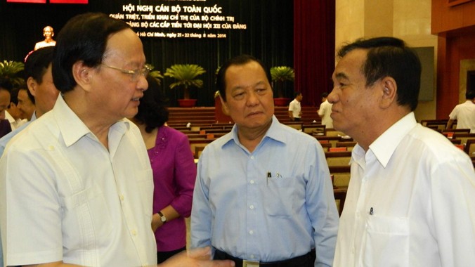 Trưởng Ban Tổ chức Trung ương Tô Huy Rứa (bìa trái) trao đổi với các đại biểu tại hội nghị cán bộ toàn quốc. Ảnh: LT