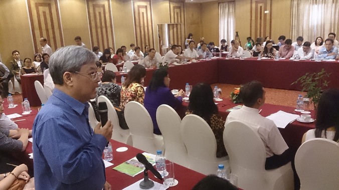 Giám đốc một DN Việt kiều trình bày những thắc mắc tại buổi đối thoại với cơ quan thuế và Hải quan TPHCM, ngày 21/8. Ảnh: Đại Dương