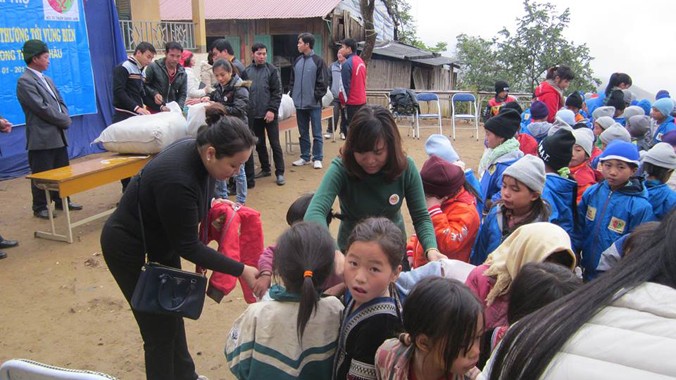 Hội từ thiện chăm sóc và tặng quà cho học sinh ở Phong Thổ (Lai Châu)