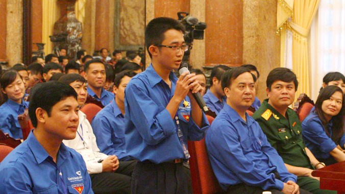 Nguyễn Thành Minh Nhật bày tỏ ý kiến giảm tai nạn giao thông từ những ứng dụng khoa học trước Chủ tịch nước sáng 16/8. Ảnh: Xuân Tùng