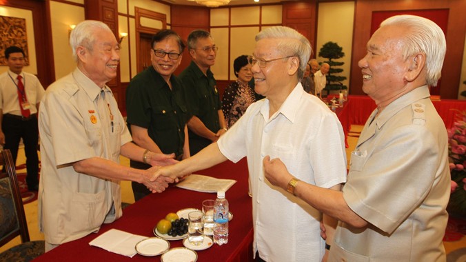 Tổng Bí thư Nguyễn Phú Trọng gặp mặt thân mật các đại biểu cựu thanh niên xung phong. Ảnh: TTXVN