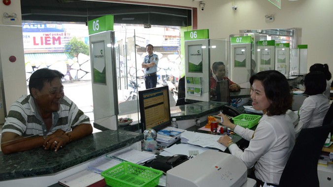 Khách hàng hỏi thủ tục vay vốn tại Vietcombank. Ảnh: Lê Hưng