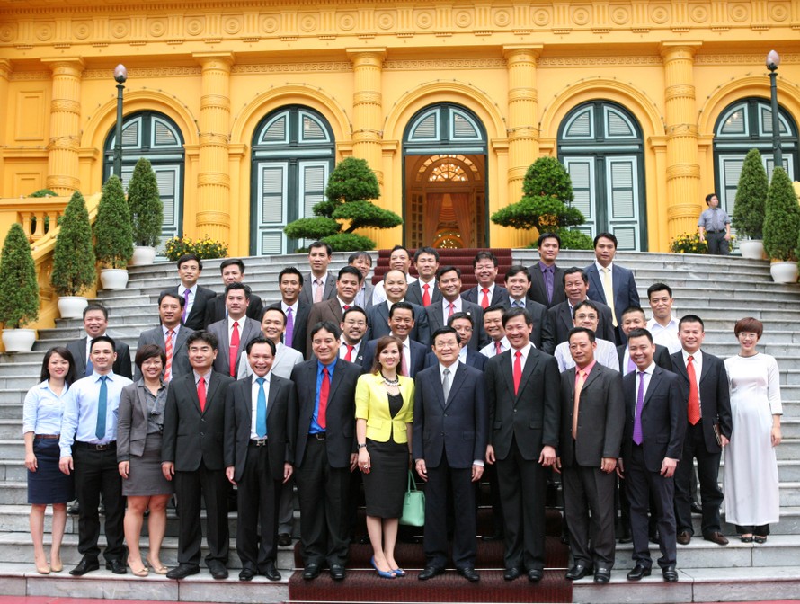 Chủ tịch nước Trương Tấn Sang chụp ảnh với các doanh nhân trẻ tiêu biểu. Ảnh: Như Ý
