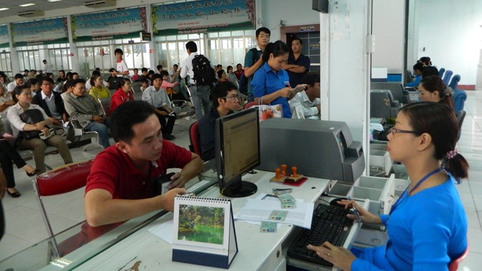 Hành khách mua vé tàu tại ga Sài Gòn. ảnh: LT