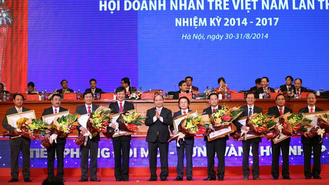 Phó Thủ tướng Nguyễn Xuân Phúc trao bằng khen cho 9 cá nhân có nhiều thành tích đóng góp cho phong trào doanh nhân trẻ. Ảnh: Bảo Anh