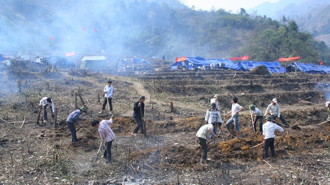 Đoàn viên, thanh niên và người dân tham gia khai phá cánh đồng ma tháng 3/2008. Ảnh: Tư liệu