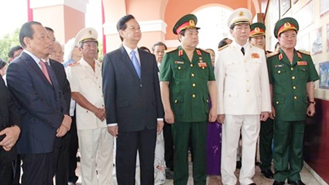 Thủ tướng Nguyễn Tấn Dũng dâng hương tại Bảo tàng Hồ Chí Minh