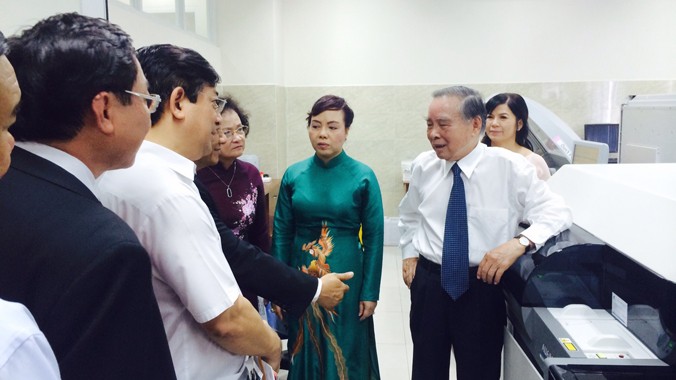 Nguyên Thủ tướng Phan Văn Khải và Bộ trưởng Bộ Y tế tham quan khu cấp cứu BV Đa khoa Xuyên Á. Ảnh: L.N
