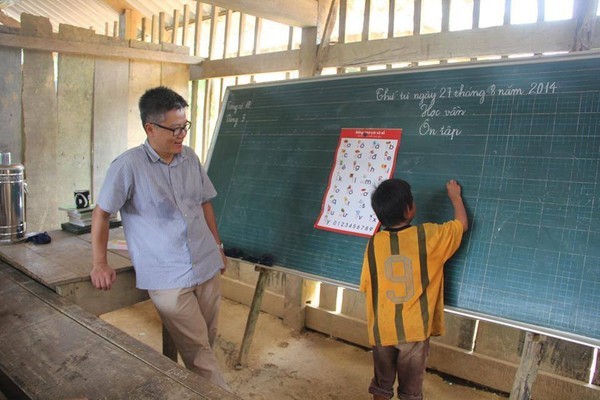 Giáo sư Ngô Bảo Châu đi dép lê dạy trẻ em miền núi. Ảnh minh họa 