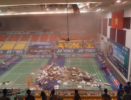 Hiện trường vụ sập trần nhà thi đấu Phan Đình Phùng tại TPHCM tối 2/9. Ảnh: Dân Trí