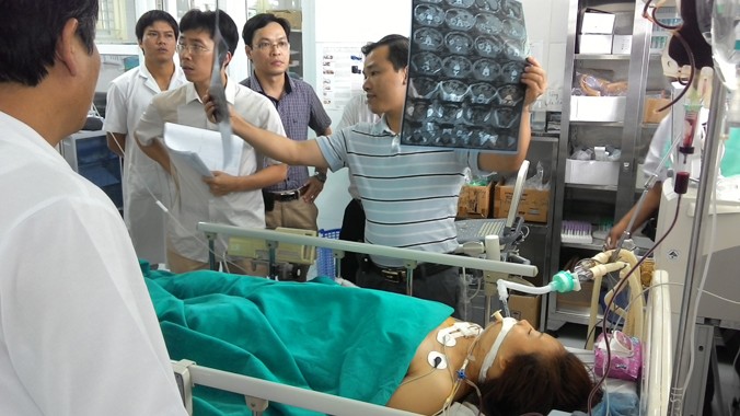 Nạn nhân vụ xe khách rơi xuống vực đang được điều trị tại Bệnh viện Đa khoa tỉnh Lào Cai. Ảnh: Tùng Duy