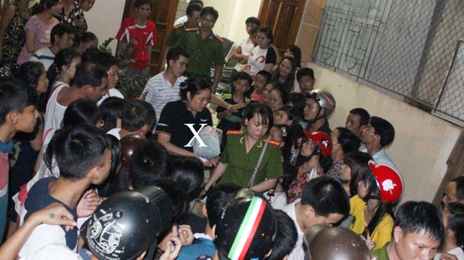Đối tượng Nguyễn Thị Minh (dấu X) bị cơ quan công an bắt giữ tối 6/9. Ảnh: Cẩm Kỳ