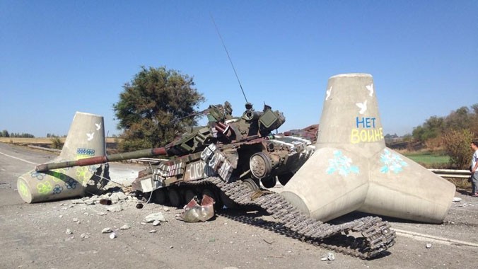 Xe tăng quân đội Ukraine bị phe ly khai miền Đông bắn cháy. Ảnh: Getty Images
