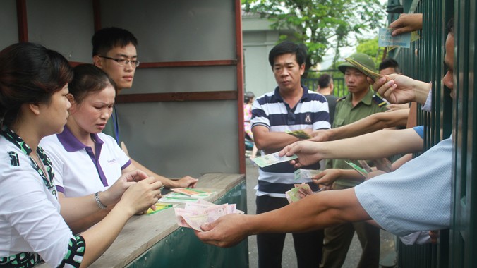 Người hâm mộ rất khó khăn trong việc mua vé xem U19 Việt Nam thi đấu. ảnh: VSI 