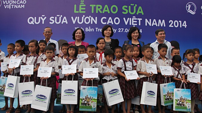 Đại diện Quỹ sữa Vươn cao Việt Nam trao tặng sữa trực tiếp cho trẻ em nghèo huyện Ba Tri, Bến Tre