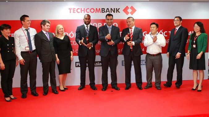 Lãnh đạo Techcombank và đại diện các tổ chức quốc tế trao giải thưởng