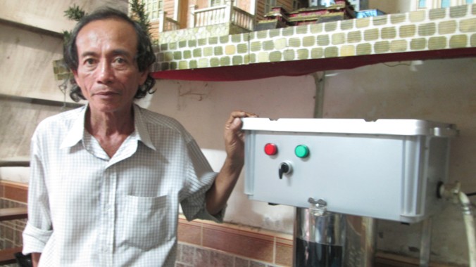 Chân dung ông sáng chế Nguyễn Duy Linh và chiếc máy rửa ly. Ảnh: L.N