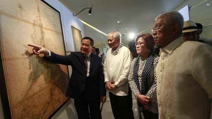 Phó Chánh án Tòa án Tối cao Philippines Antonio Carpio đang chỉ bản đồ cổ trong triển lãm ngày 11/9 tại Manila. Đứng cạnh ông (từ trái sang) là Ngoại trưởng Philippines Albert Del Rosario, Bộ trưởng Tư pháp Leila De Lima và Bộ trưởng Quốc phòng Voltaire G
