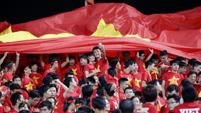 Người hâm mộ đang bày tỏ tình yêu cuồng nhiệt cùng U19 Việt Nam. Ảnh: Như Ý