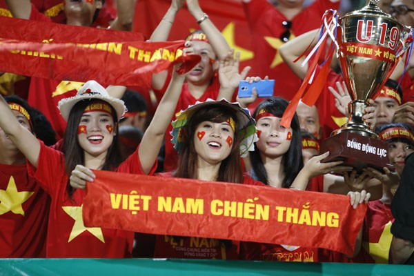 Các CĐV cổ vũ cuồng nhiệt cho U19 Việt Nam