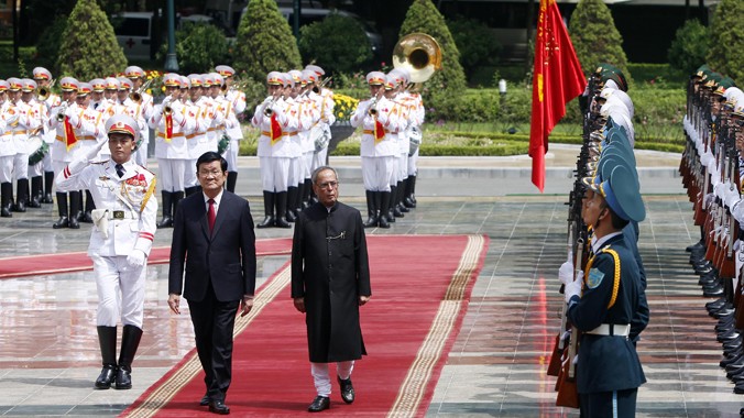 Chủ tịch nước Trương Tấn Sang và Tổng thống Ấn Độ Pranab Mukherjee duyệt đội danh dự Quân đội nhân dân Việt Nam. Ảnh: Như Ý